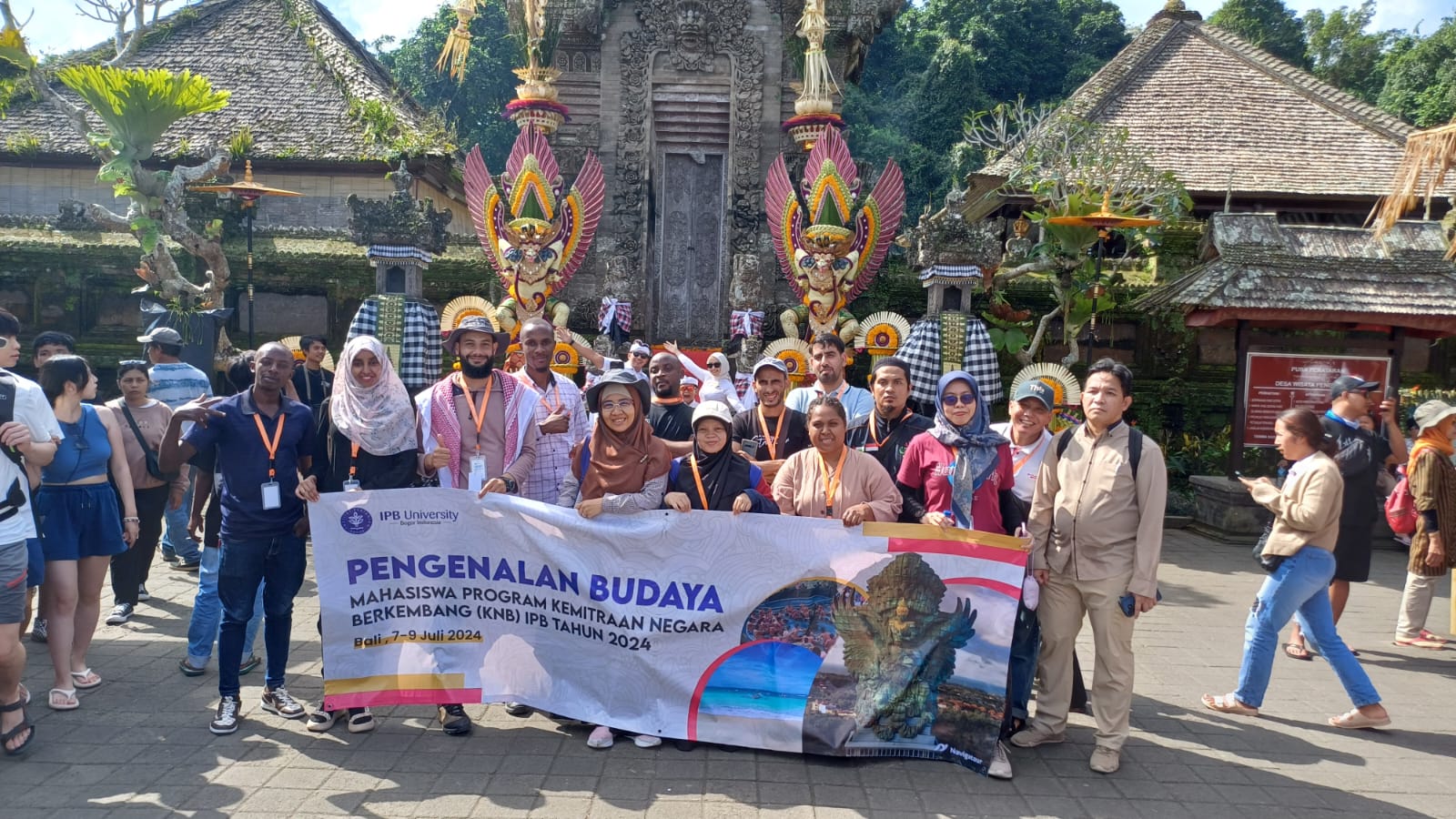 Sekolah Pascasarjana IPB University Kenalkan Corak Adat dan Budaya Indonesia pada Mahasiswa Internasional